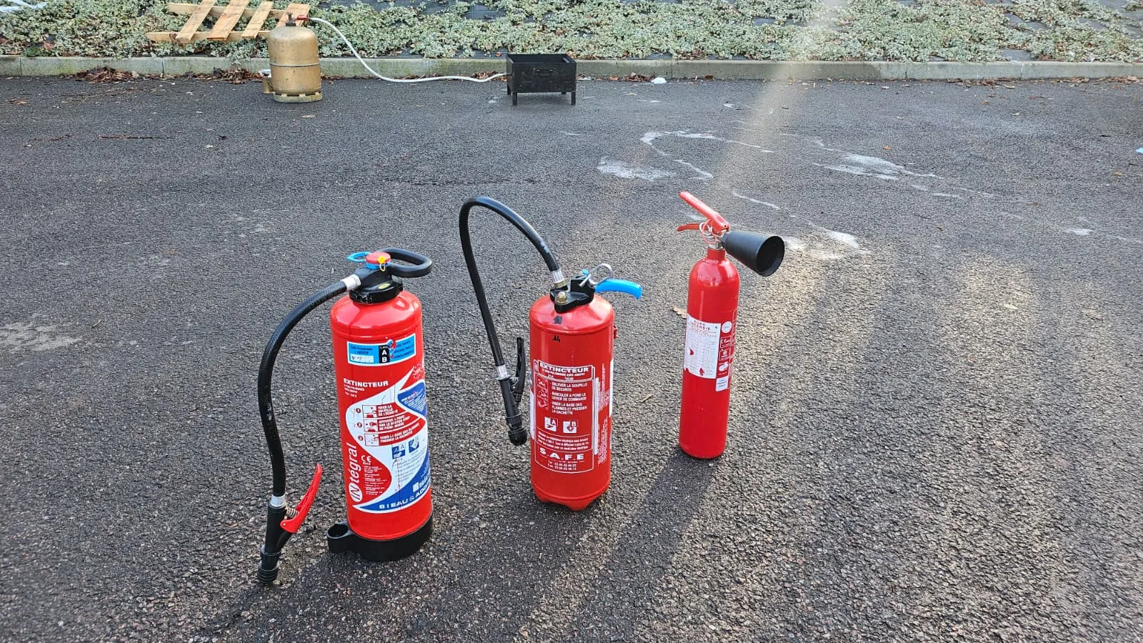 Extincteurs utilisés pendant une formation pratique