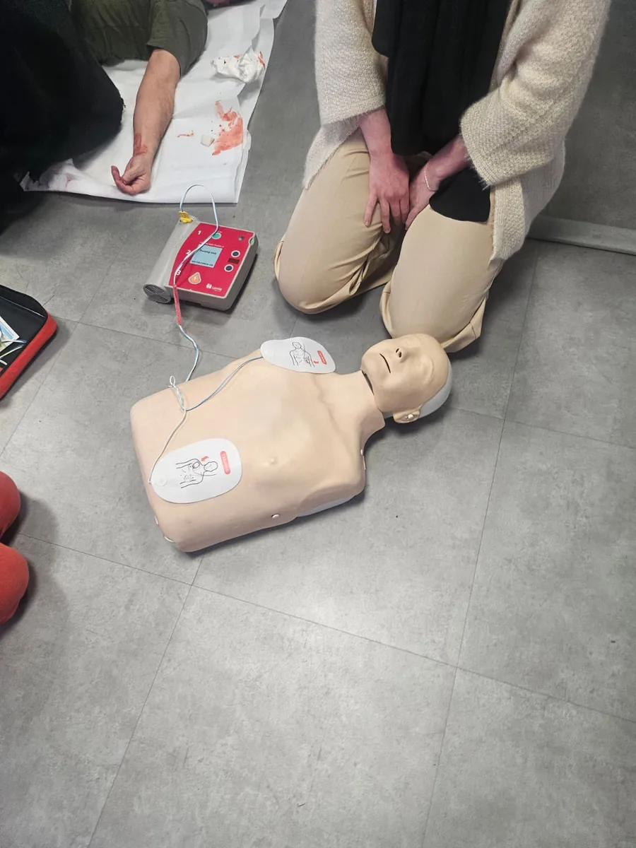 Exercice SST avec défibrillateur et mannequin de secourisme